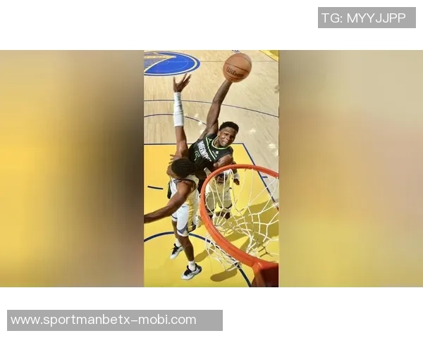 爱德华兹巧妙突破包夹精准传球助攻戈贝尔精彩扣篮得分