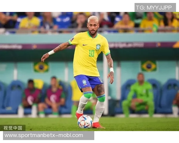 维尼修斯与女友甜蜜互动内马尔点赞称赞这个男孩深深爱着她